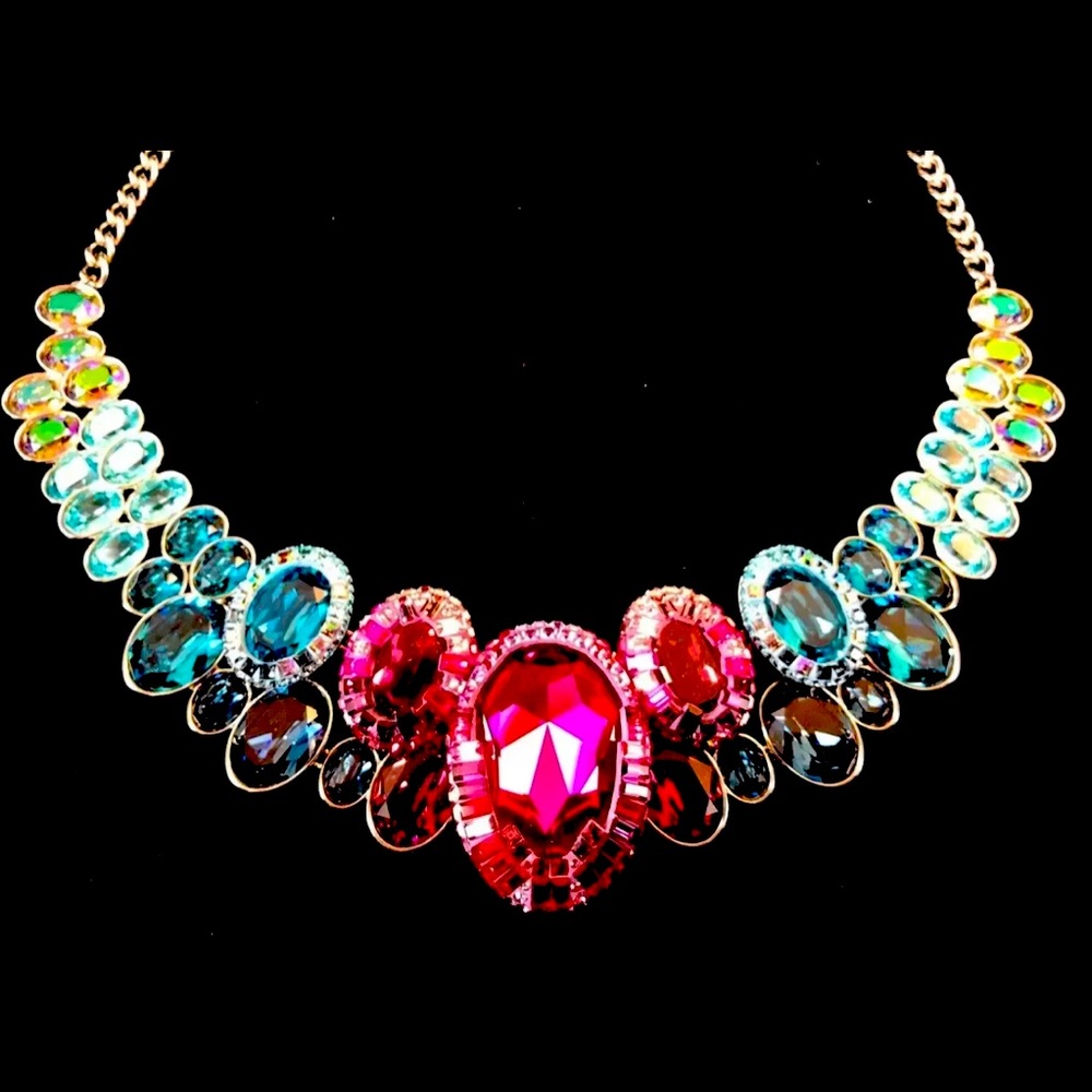 NEW IN THE BOX NEVER WORN!!! DAZZLING SWAROVSKI EMINENCE NECKLACE .